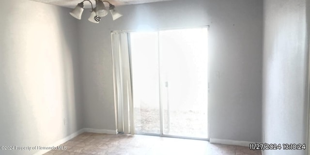 empty room featuring ceiling fan