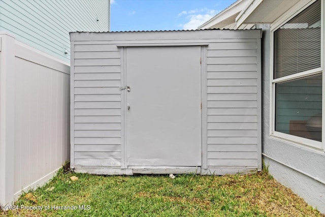 view of outdoor structure with a yard