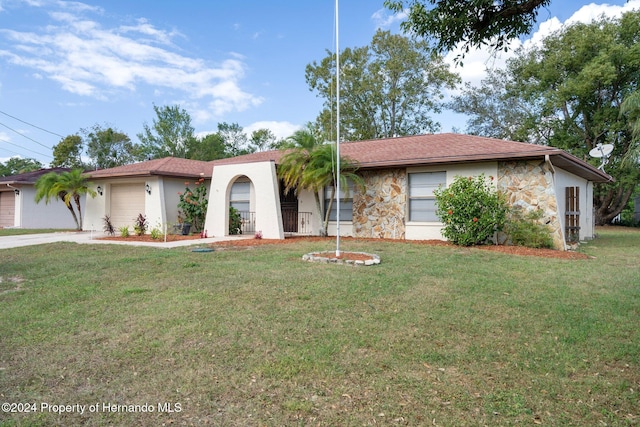 view of front of home featuring a garage and a front yard