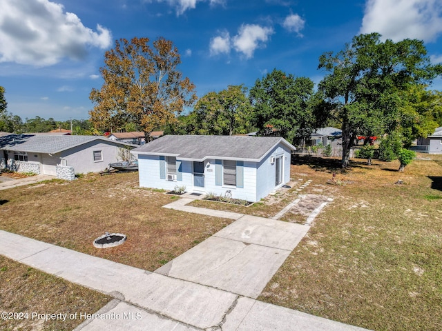 view of front of home featuring a front lawn