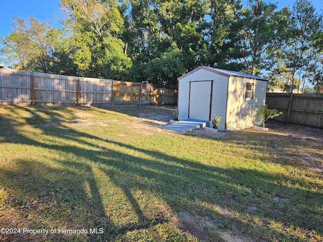 view of yard with a storage unit