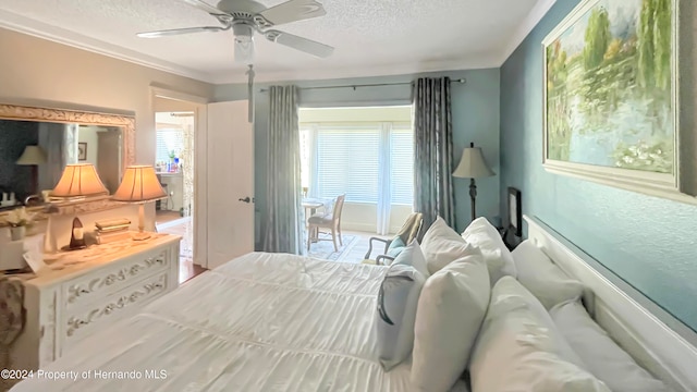 bedroom featuring ceiling fan and a textured ceiling