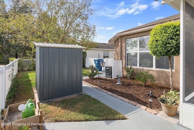 view of yard featuring a shed