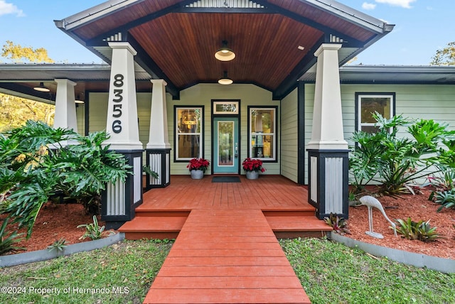 property entrance featuring a porch