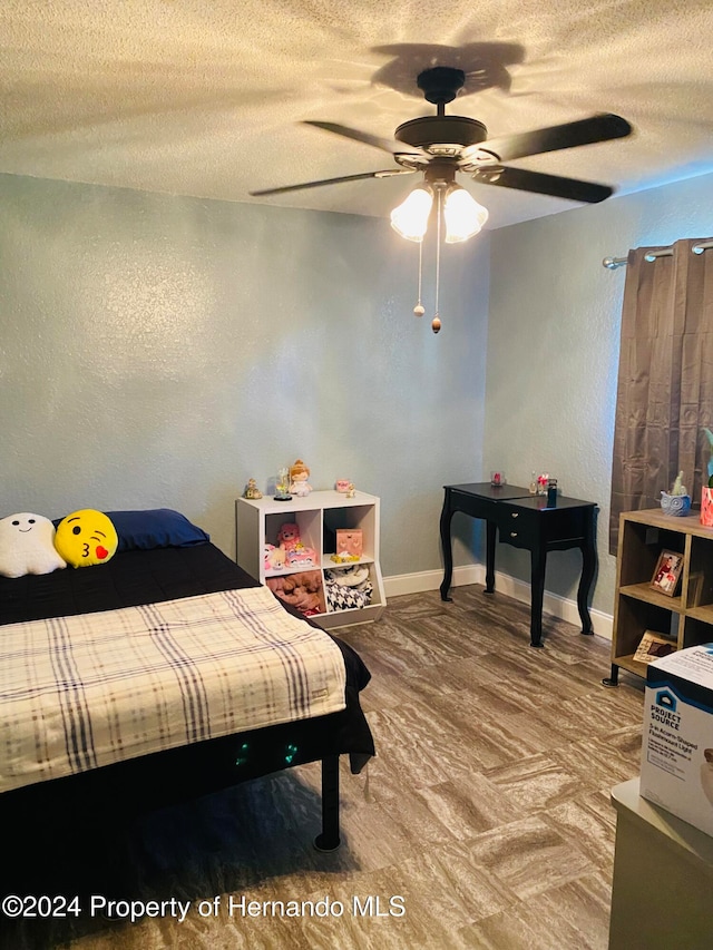 bedroom featuring ceiling fan and a textured ceiling