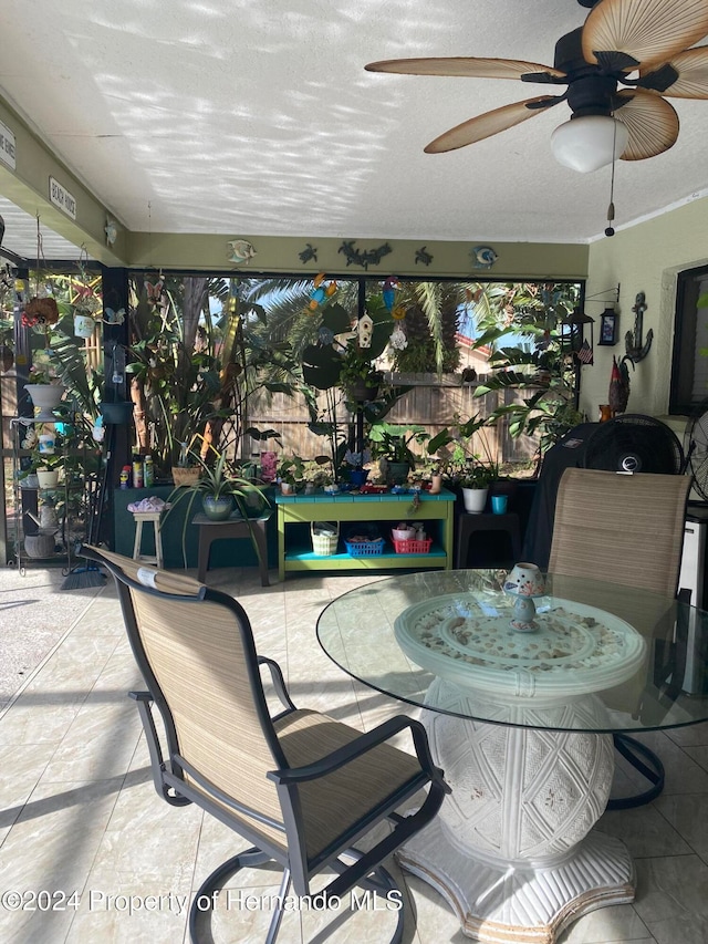 sunroom with ceiling fan