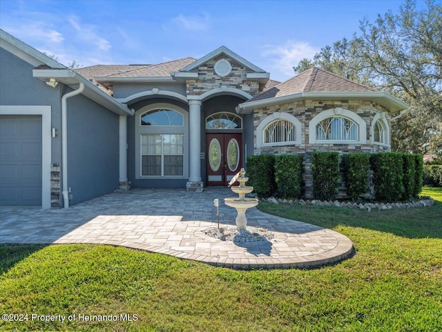 view of front of home with a front lawn