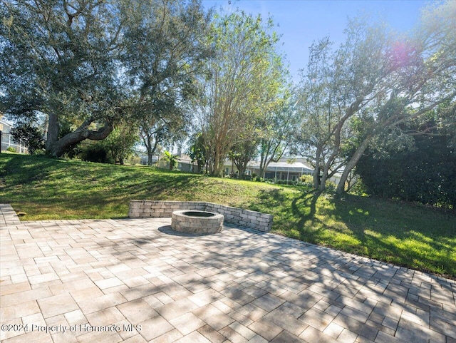 view of patio featuring an outdoor fire pit