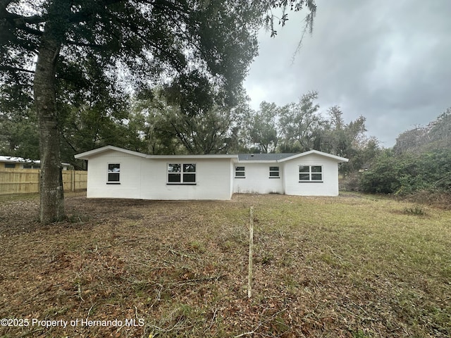 view of front of property featuring a front lawn