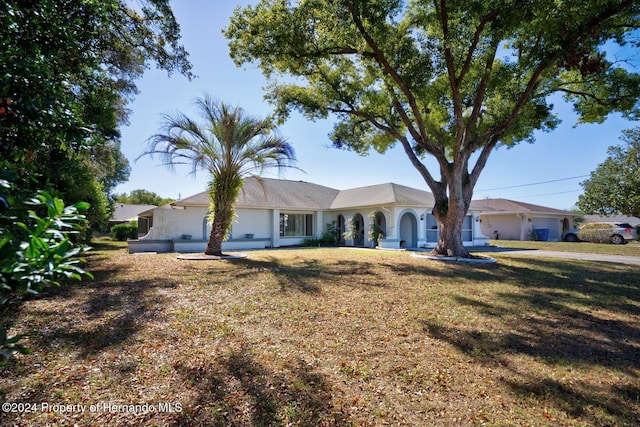 single story home with a front yard