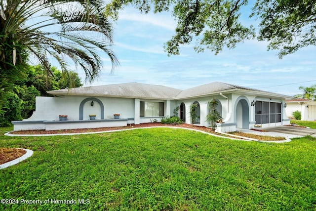 single story home with a front yard