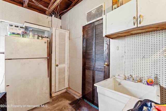 bathroom featuring sink and concrete floors