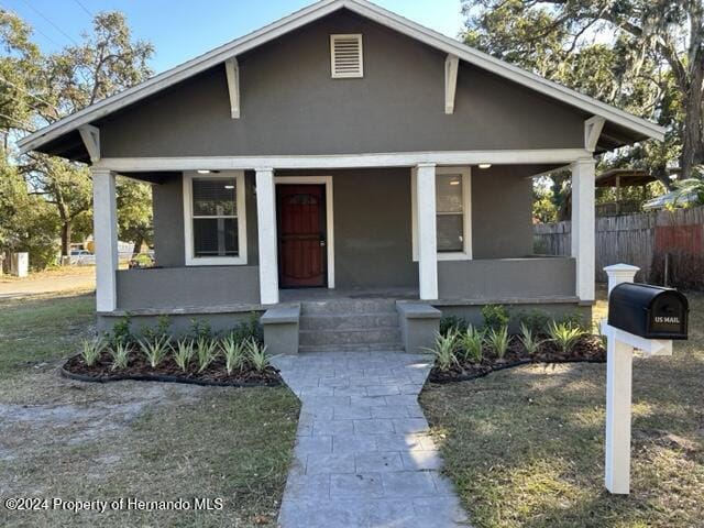 view of front of house with a front lawn and covered porch