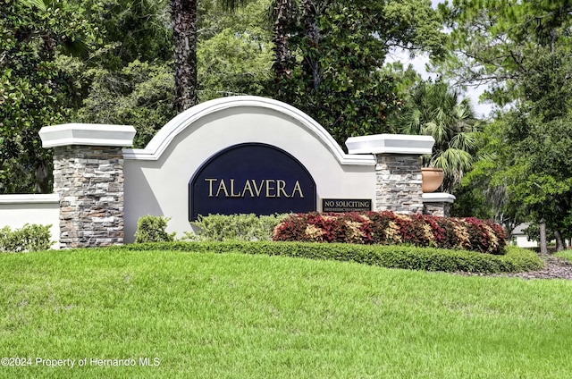 community sign with a lawn