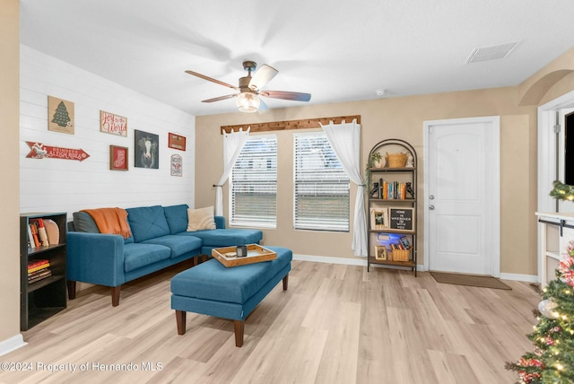 sitting room with light wood-type flooring and ceiling fan