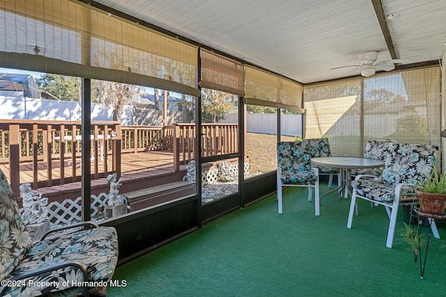 sunroom with ceiling fan