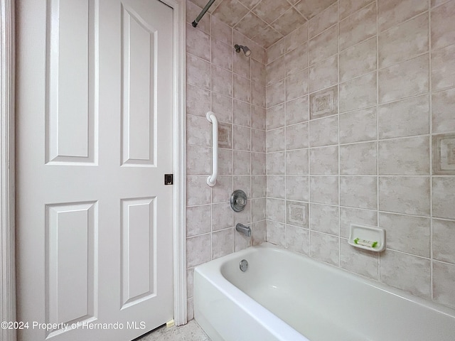 bathroom featuring tiled shower / bath combo