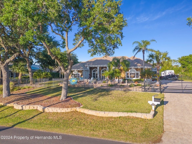 ranch-style house featuring a front yard