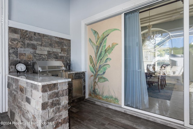 room details featuring a chandelier, wood-type flooring, and sink