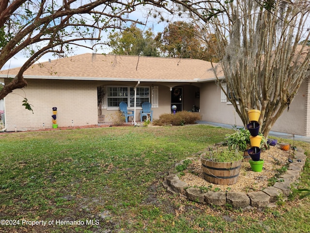 view of front of property featuring a front lawn