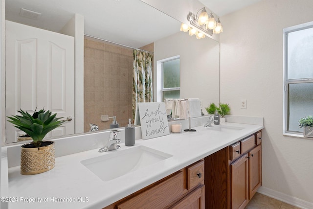 bathroom featuring a shower with curtain, a wealth of natural light, vanity, and an inviting chandelier