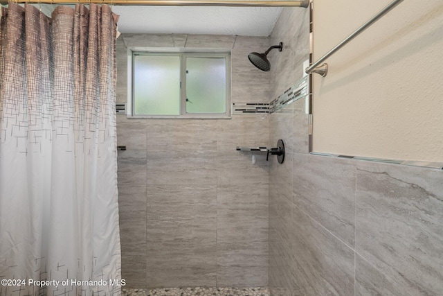 bathroom featuring a shower with shower curtain