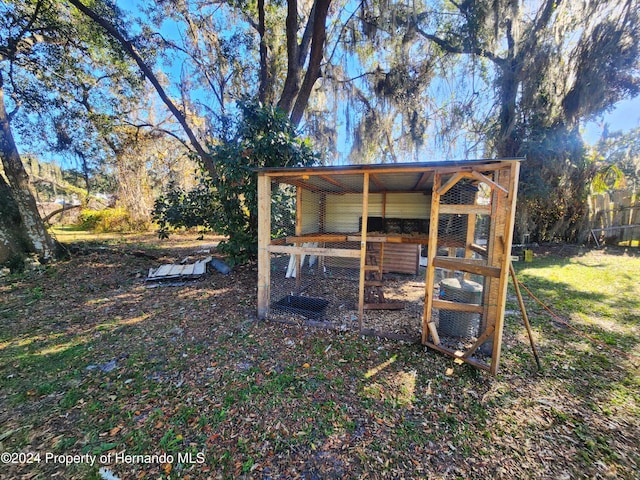 view of yard featuring an outdoor structure