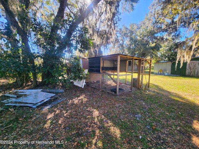 view of yard featuring an outdoor structure