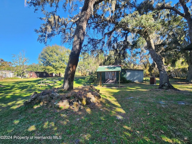 view of yard with an outbuilding