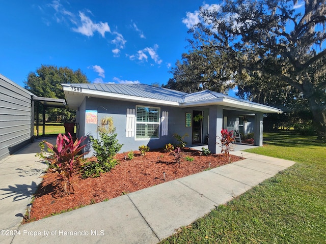 view of front of home featuring a front lawn