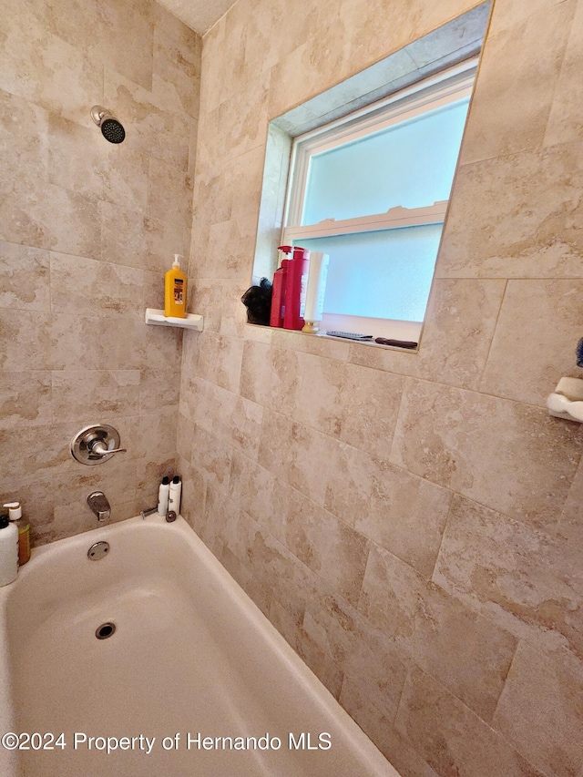 bathroom with tiled shower / bath combo