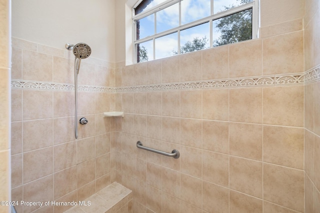 bathroom featuring a tile shower