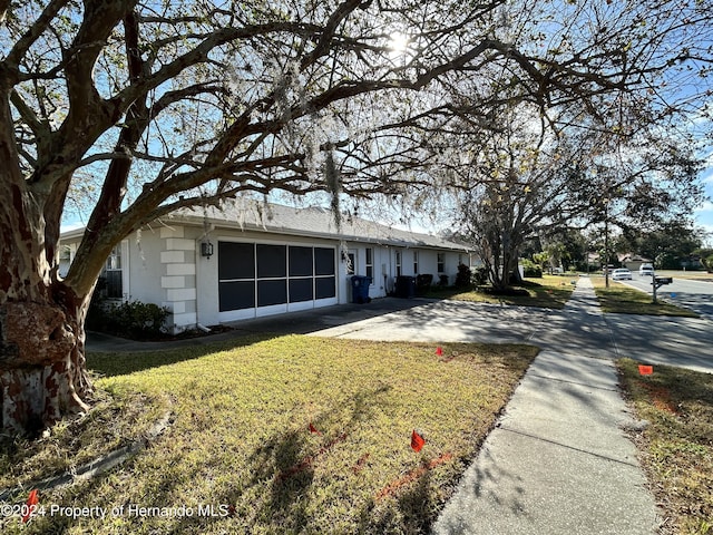 view of front of home featuring a front yard