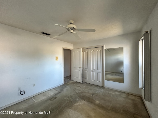 unfurnished bedroom featuring a textured ceiling, a closet, and ceiling fan