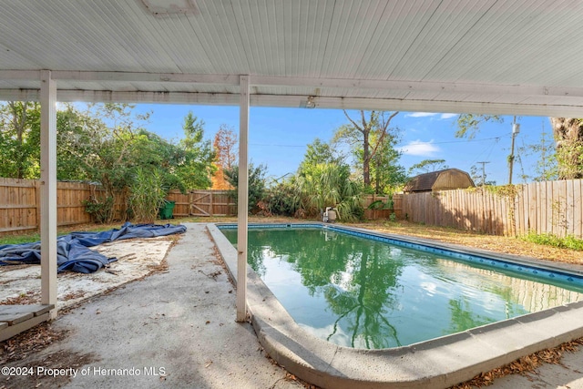 view of swimming pool