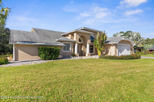 view of front facade featuring a garage and a front yard