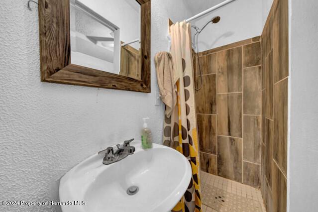 bathroom featuring sink and a shower with shower curtain