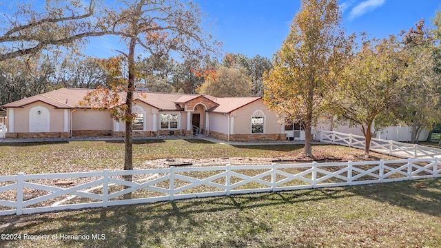 view of front of house featuring a front lawn