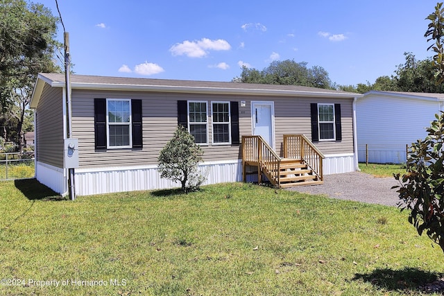 manufactured / mobile home with a front yard