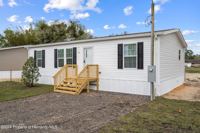 manufactured / mobile home with a front lawn