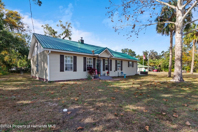 view of front of home featuring a front yard