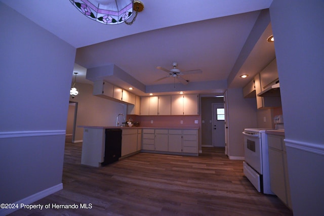 kitchen with kitchen peninsula, electric range, ceiling fan, dark hardwood / wood-style flooring, and white cabinetry