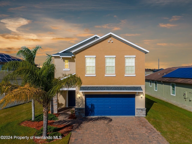 view of front facade featuring a yard and a garage