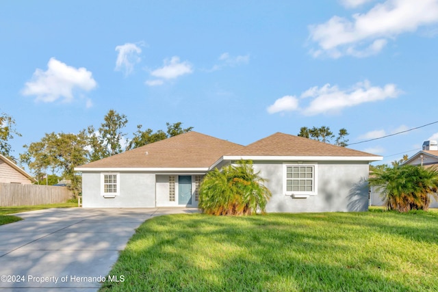 ranch-style home featuring a front lawn