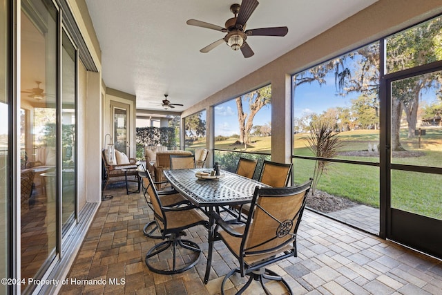 sunroom with ceiling fan