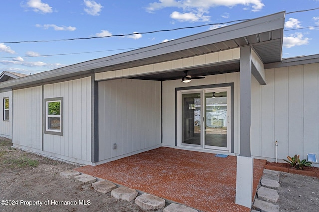 entrance to property with ceiling fan