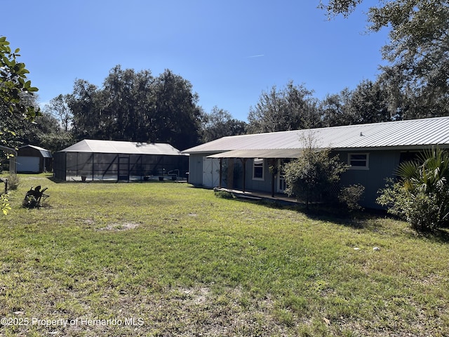 view of yard with an outbuilding