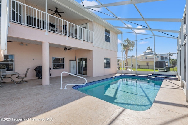 view of pool featuring a patio, a lanai, an in ground hot tub, and ceiling fan