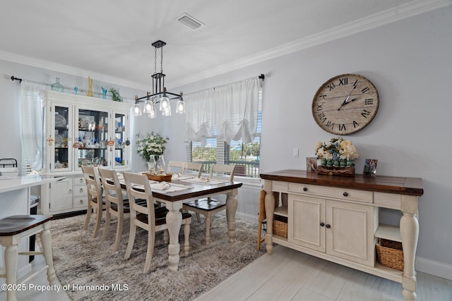 dining area with ornamental molding