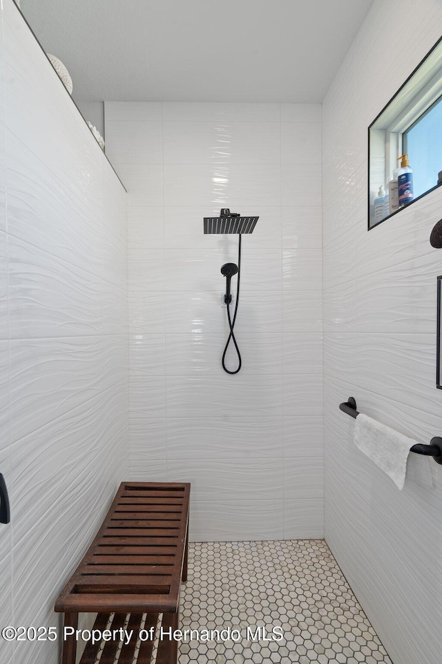 bathroom featuring a tile shower